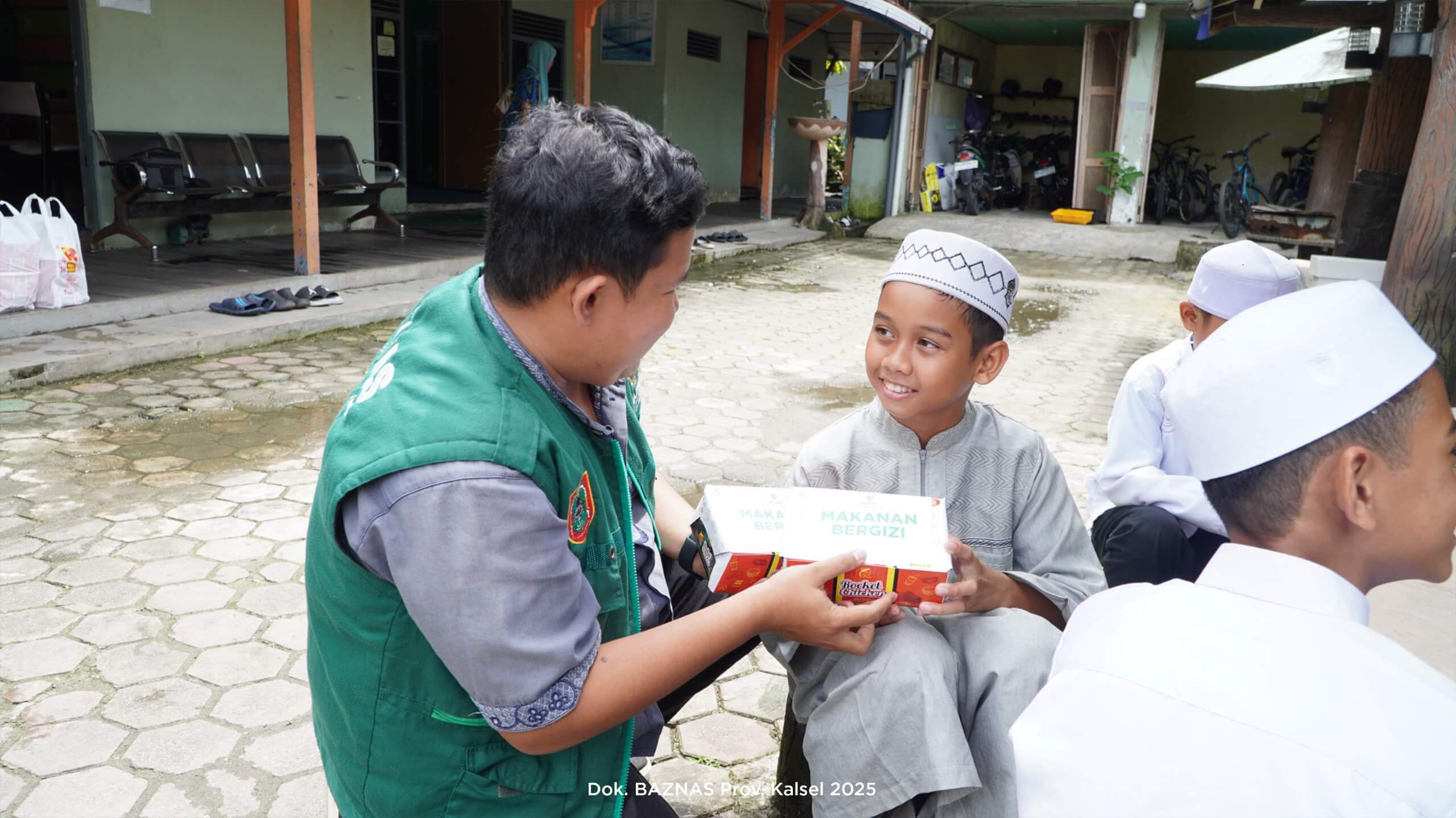 Tim BAZNAS Kalsel membagikan Makanan Kepada Para Anak Panti Asuhan Al-Ikhlas